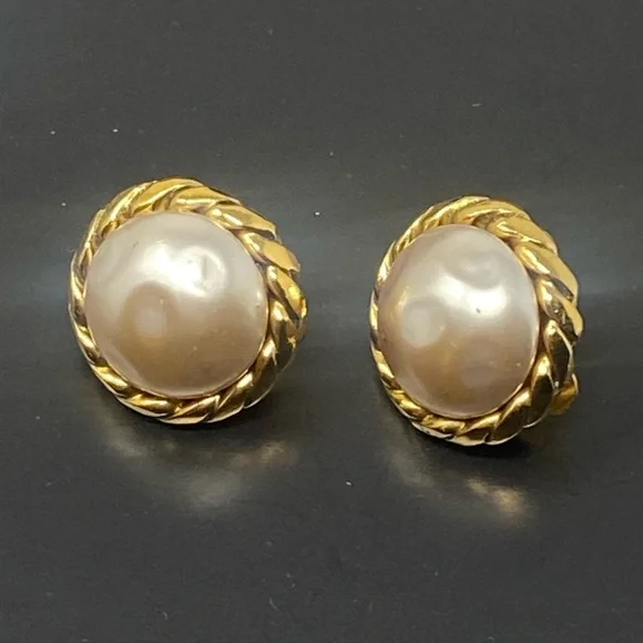 Chanel Vintage 1985 Gold Tone Faux Pearl Clip Earrings - Picture 10 of 16